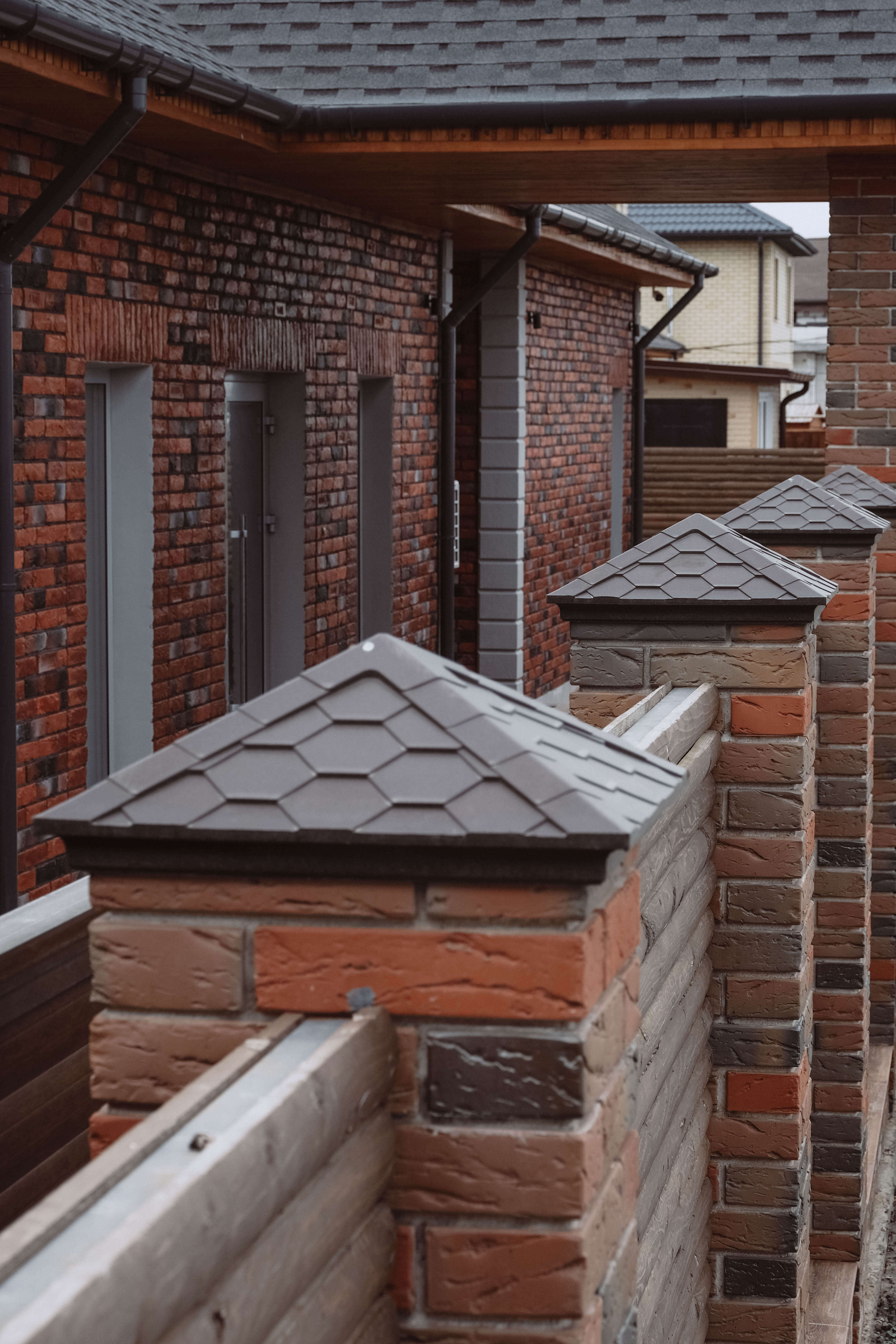 Колпак Zking Эверест Коричневый на столб 1.5х1.5 кирпича (390х390мм) в Тихвине фото